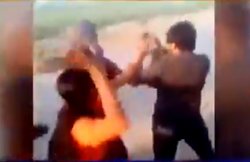 VIDEO: छेड़खानी करने वाले पर टूट पड़ी लड़कियां, घेरकर चप्पलों से पीटा