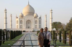 सुरक्षा में सेंध: सेल्फी लेने के लिए फ्रेंच राष्ट्रपति के नजदीक पहुंच गया शख्स, ताज में मधुमक्खियों का हमला