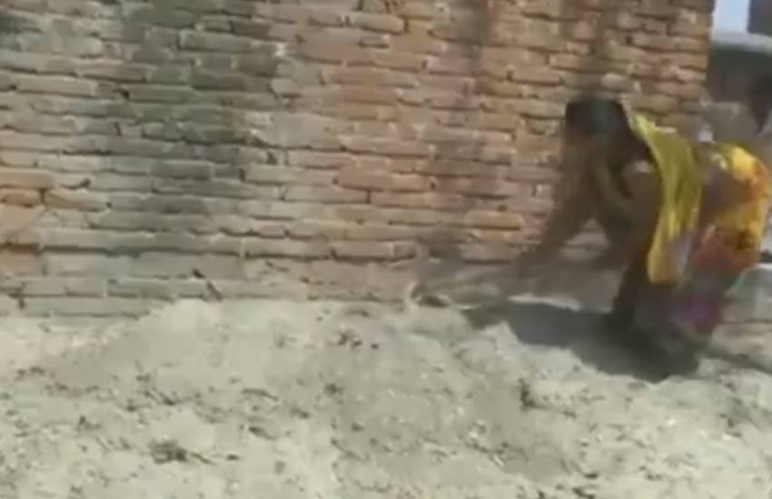 नेटवर्क 18 उत्तर प्रदेश के ट्वीट किए गए वीडियो से लिया गया स्क्रीनशॉट।