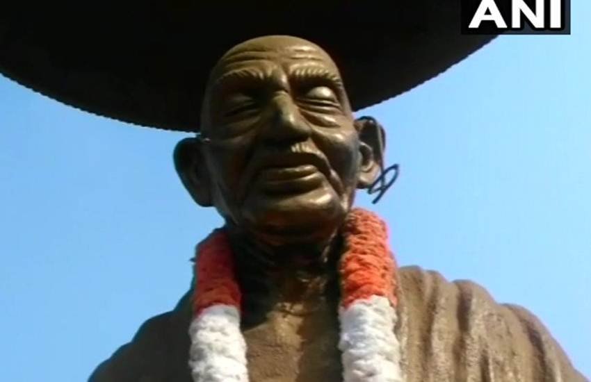 कन्नूर में महात्मा गांधी की मूर्ति के चश्मे को नुकसान पहुंचाया गया। (फोटोः एएनआई)