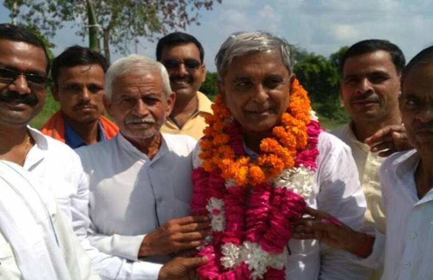 हरनाथ सिंह यादव मुलायम सिंह के गढ़ मैनपुरी के रहने वाले हैं और उनके करीबी समझे जाते रहे हैं। कल्याण सिंह से भी नजदीकी रिश्ते रहे हैं। यूपी में सपा के विधान पार्षद थे। 2014 में पार्षदी जाने के बाद इन्होंने बीजेपी ज्वाइन कर लिया था। (अपने समर्थकों के साथ हरनाथ सिंह यादव। फोटो सोर्स- फेसबुक।)