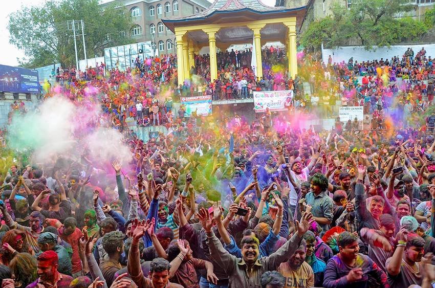 "Holi 2018, holi 2018, happy holi 2018, holi images, holi photos, holi live updates, holi messages, holi in collages, univercity students holi, college studnets holi