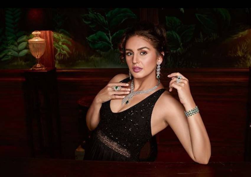 Huma Qureshi, Huma Qureshi pics, Huma Qureshi photos, Huma Qureshi pictures, Huma Qureshi sexy pics, Huma Qureshi sexy photos, Huma Qureshi hot pics, Huma Qureshi hot photos, Huma Qureshi life, Huma Qureshi story, Huma Qureshi films, Huma Qureshi hit films, Huma Qureshi instagram pics, Huma Qureshi instagram photos, Huma Qureshi news, Bollywood Actress Huma Qureshi, photo gallery