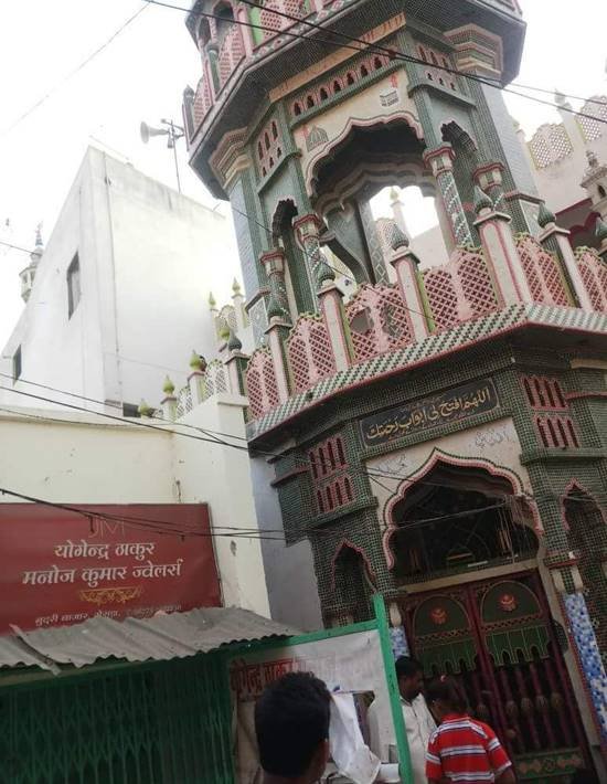 घटना के बाद समस्तीपुर में धार्मिक स्थलों की सुरक्षा बढ़ा दी गई है। इलाके में स्कूलों की छुट्टी कर दी गई है और बड़ी संख्या में फोर्स को तैनात कर दिया गया है। तस्वीर से दिखता है कि ये काफी घना इलाका है यहां पर हिन्दुओं की दुकानें और मस्जिद एक दम सटे हुए हैं। (सारी तस्वीरें पंकज श्रीवास्तव के सौजन्य से)