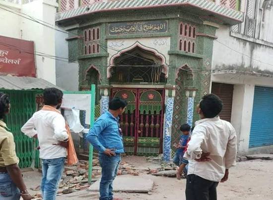 बता दें कि सोमवार को जब मां दुर्गा की प्रतिमा मस्जिद के सामने से विसर्जन के लिए जा रही थी तो एक शरारती शख्स ने मूर्ति की ओर चप्पल फेंक दिया। इसके बाद लोगों का गुस्सा भड़का। वहीं एक प्रेस कॉन्फ्रेंस में आईजी पंकज दरार ने कहा कि जब जुलूस गुजर रही थी तो छत से किसी बच्चे का चप्पल गिर गया था। हालांकि स्थानीय लोगों ने इस मामले को अपने स्तर पर सुलझा लिया था। बाद में जब लोग मूर्ति विसर्जन कर वापस लौट रहे थे तो कुछ लोगों ने फिर से पत्थर फेंक दिया। जिससे दूसरे समुदाय के लोग नाराज हो गये। यहां एक समुदाय के द्वारा मस्जिद पर भगवा झंडा फहराने से जुड़ा वीडियो भी सामने आया है। हालांकि पुलिस का कहना है जब उनकी टीम वहां पहुंची तो उन्हें सिर्फ तिरंगा झंडा मिला।