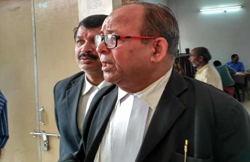 वरीय लोक अभियोजक सत्यनारायण प्रसाद साह कोर्ट के फैसले की जानकारी देते हुए। वरीय लोक अभियोजक सत्यनारायण प्रसाद साह कोर्ट के फैसले की जानकारी देते हुए।