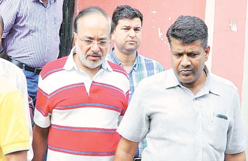साल 2015 में आईएएस अधिकारी अशोक सिंघवी को एसीबी द्वारा माइनिंग विभाग में रिश्वतखोरी रैकेट का हिस्सा होने के केस में गिरफ्तार किया था। (Source: Express Photo by Rohit Jain Paras/File)