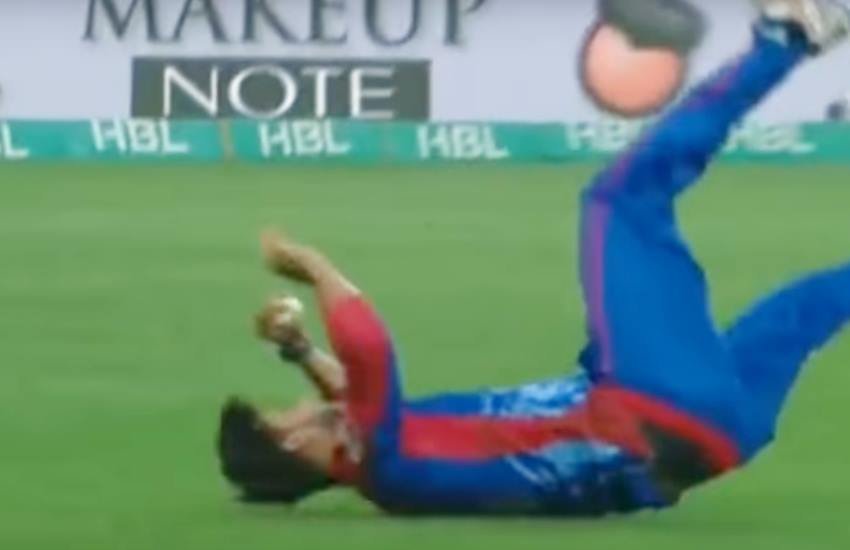 कराची किंग्स टीम के कप्तान इमाद वसीम कैच लेते हुए बुरी तरह चोटिल हो गए। (फोटो सोर्स- वीडियो स्क्रीनशॉट)