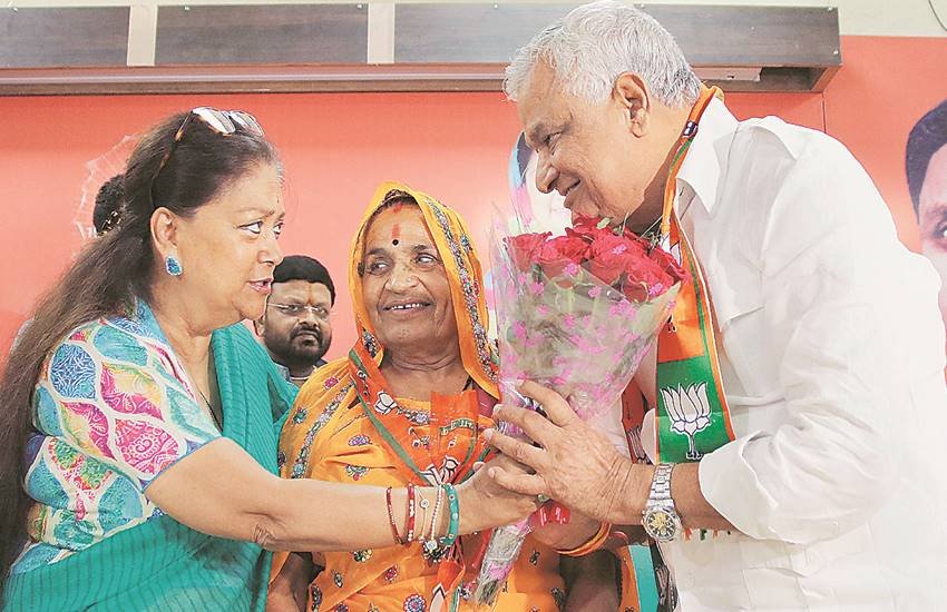 राजस्थान की मुख्यमंत्री वसुंधरा राजे सिंधिया रविवार को जयपुर में एनपीपी नेता किरोड़ी लाल मीणा और उनकी पत्नी गोलमा देवी के भाजपा प्रवेश पर उनका स्वागत करते हुए।