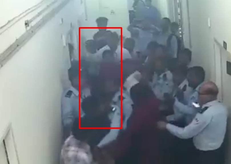 जेएनयू में डीन के चैंबर के बाहर जुटे छात्रों को हटाने में जुटे सुरक्षकर्मी। (फोटोः एएनआई)