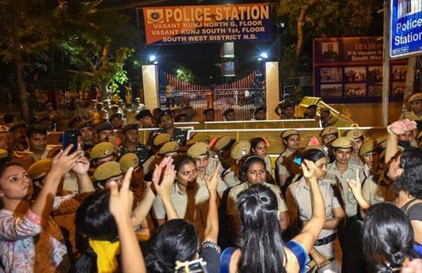 वसंतु कुंज थाने के बाहर आरोपी प्रोफेसर के खिलाफ कार्रवाई की मांग को लेकर प्रदर्शन करते जेएनयू छात्र-छात्राएं। (फाइल फोटो) वसंतु कुंज थाने के बाहर आरोपी प्रोफेसर के खिलाफ कार्रवाई की मांग को लेकर प्रदर्शन करते जेएनयू छात्र-छात्राएं। (फाइल फोटो)