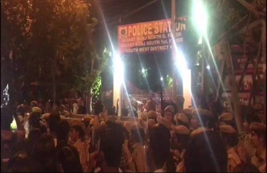 प्रोफेसर अतुल जौहरी की गिरफ्तारी की मांग को लेकर जेएनयू छात्र संघ ने सोमवार रात को वसंत कुंज थाने पर उग्र प्रदर्शन किया था।(फोटो सोर्स- ANI) प्रोफेसर अतुल जौहरी की गिरफ्तारी की मांग को लेकर जेएनयू छात्र संघ ने सोमवार रात को वसंत कुंज थाने पर उग्र प्रदर्शन किया था।(फोटो सोर्स- ANI)