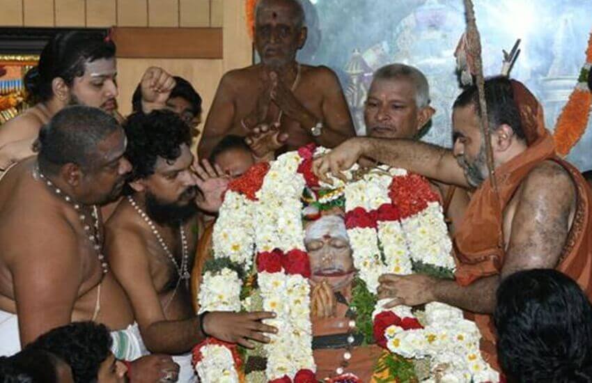 कांची कामकोटि मठ के शंकराचार्य जयेंद्र सरस्वती को आखिरी विदाई देते हुए उनके समर्थक। (एक्सप्रेस फोटो) 