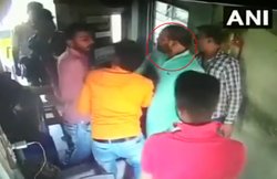 VIDEO: टोल कर्मियों से भिड़े बीजेपी विधायक, कर्मचारियों पर बरसाए मुक्के