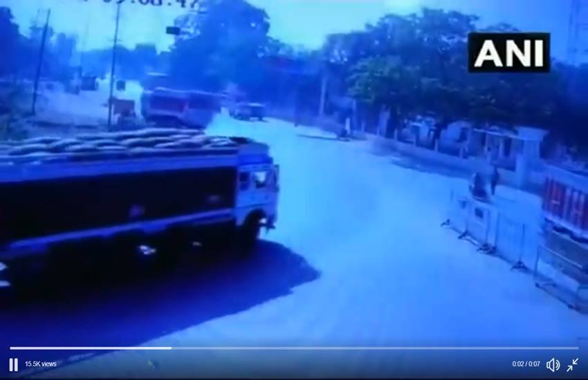मध्य प्रदेश के भिंड में रेत माफिया के खिलाफ रिपोर्टिंग करने वाले पत्रकार संदीप शर्मा को ट्रक ने कुचला(सीसीटीवी का स्क्रीनशॉट)