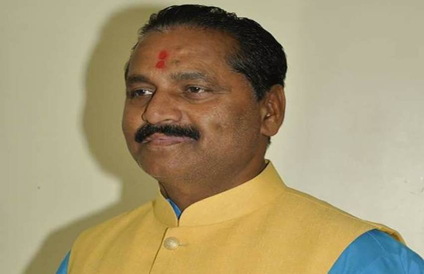 किरीत सिंह जितूभा राणा को बीजेपी ने गुजरात से राज्यसभा का उम्मीदवार बनाया है। इनका भी जीतना तय माना जा रहा है। 54 वर्षीय राणा केशुभाई सरकार में मंत्री रह चुके हैं। 2003 से 06 तक गुजरात बीजेपी के सचिव भी रहे हैं। फोटो सोर्स- फेसबुक)