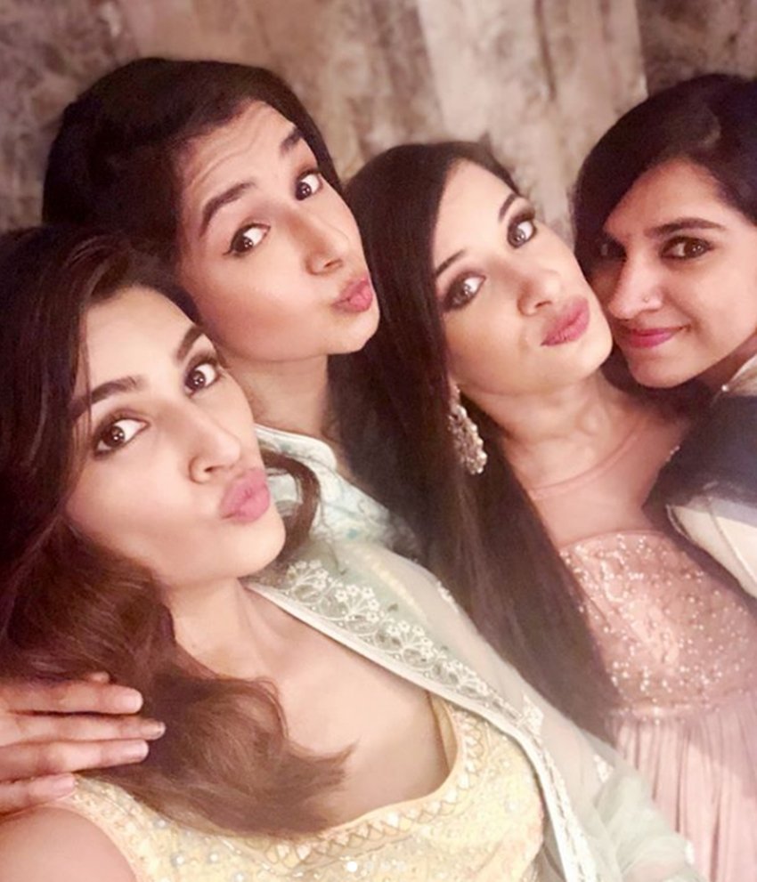 Kriti sanon friend wedding photo, wedding photo, Kriti sanon womaniya, kriti sanon signs womaniya, kriti sanon, kriti sanon films, kriti sanon taapsee pannu, kriti sanon affair, arjun patiala, diljit dosanjh, womaniya, Bollywood Photos, Latest Bollywood Photographs, Bollywood Images, Latest Bollywood photos