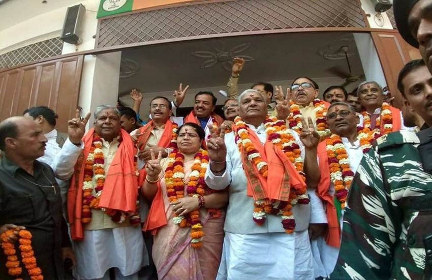 कांता करदम मेरठ की रहने वाली हैं और जाट समुदाय से ताल्लुक रखती हैं। पश्चिमी यूपी में पार्टी में दलित चेहरे के तौर पर देखी जाती हैं। 1989 में मंडल कमेटी से राजनीतिक करियर की शुरुआत की थी। पार्टी की महिला मोर्चा और एससी मोर्चा में भी पद संभाल चुकी हैं। (नामांकन करने के बाद अन्य बीजेपी प्रत्याशियों के साथ कांता करदम (बीच में)। फोटो सोर्स- फेसबुक)