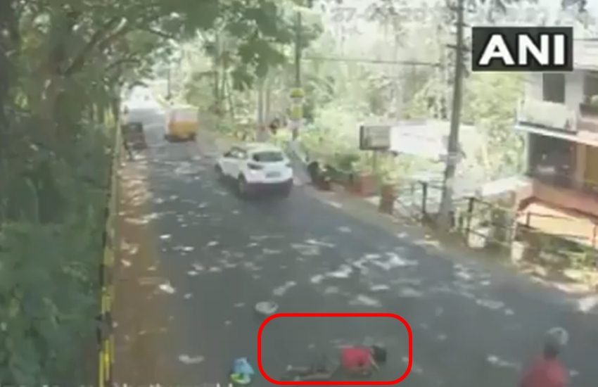 केरल में हादसे के दौरान इस तरह सड़क पर काफी देर तक पड़ी रही थी महिला। 