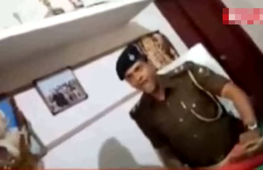 खगड़िया के चित्रगुप्त नगर थाने में तैनात प्रिय रंजन कुमार का धौंस देने वाला वीडियो वायरल हो रहा है। (यूट्यूब के वीडियो से लिया गया स्क्रीनशॉट)