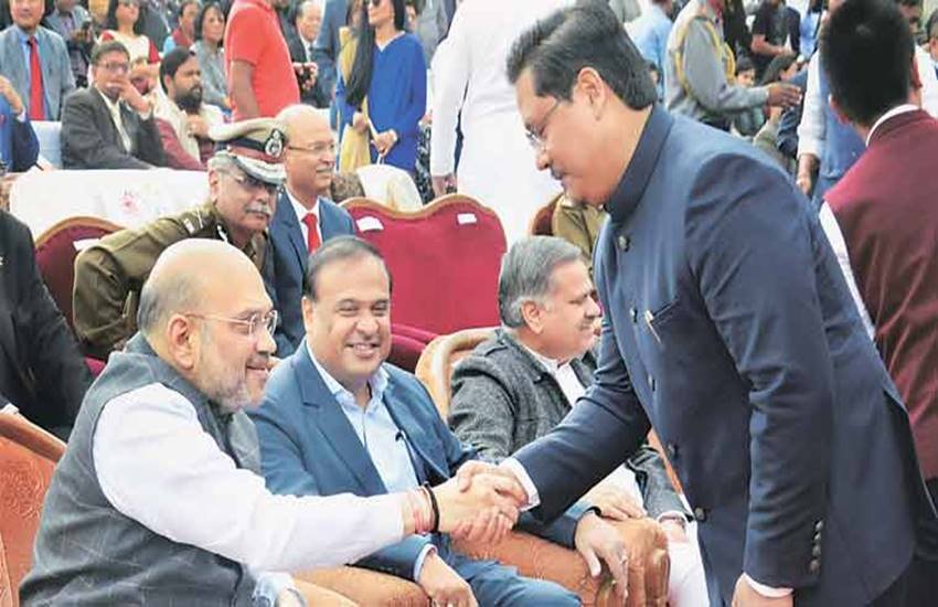 संगमा के शपथ ग्रहण समारोह में केंद्रीय गृहमंत्री राजनाथ सिंह, भाजपा अध्यक्ष अमित शाह, मणिपुर के मुख्यमंत्री एन बीरेन सिंह और भाजपा के राष्ट्रीय प्रवक्ता नलिन कोहली भी मौजूद थे।(PTI Photo)