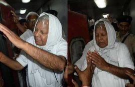 Lalu Prasad Yadav, Lalu Prasad Yadav in train, Lalu Prasad Yadav train pic, Lalu Prasad Yadav train photo, Lalu Prasad Yadav pics, Lalu Prasad Yadav photos, Rajdhani Express, Rajdhani Express pics, Rajdhani Express photo, Rajdhani Express and lalu, Lalu Prasad Yadav in Rajdhani Express, Lalu Prasad in Rajdhani Express, Ranchi Via Rajdhani Express, Rajdhani Express for New Delhi, All India Institute of Medical Sciences, photo gallery