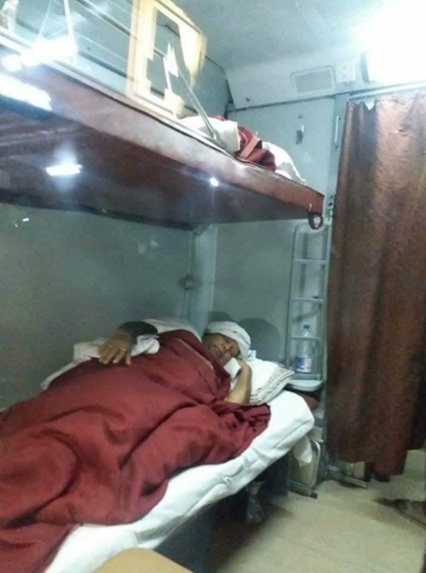 Lalu Prasad Yadav, Lalu Prasad Yadav in train, Lalu Prasad Yadav train pic, Lalu Prasad Yadav train photo, Lalu Prasad Yadav pics, Lalu Prasad Yadav photos, Rajdhani Express, Rajdhani Express pics, Rajdhani Express photo, Rajdhani Express and lalu, Lalu Prasad Yadav in Rajdhani Express, Lalu Prasad in Rajdhani Express, Ranchi Via Rajdhani Express, Rajdhani Express for New Delhi, All India Institute of Medical Sciences, photo gallery
