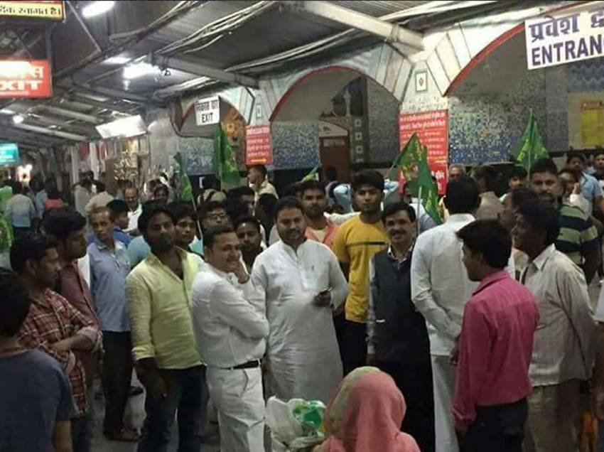 Lalu Prasad Yadav, Lalu Prasad Yadav in train, Lalu Prasad Yadav train pic, Lalu Prasad Yadav train photo, Lalu Prasad Yadav pics, Lalu Prasad Yadav photos, Rajdhani Express, Rajdhani Express pics, Rajdhani Express photo, Rajdhani Express and lalu, Lalu Prasad Yadav in Rajdhani Express, Lalu Prasad in Rajdhani Express, Ranchi Via Rajdhani Express, Rajdhani Express for New Delhi, All India Institute of Medical Sciences, photo gallery