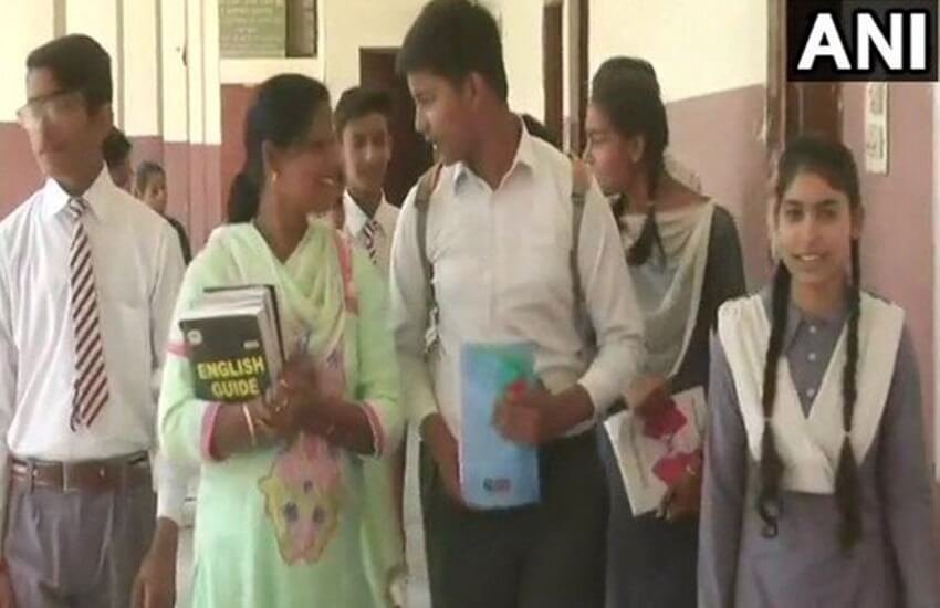 स्कूल से परीक्षा देकर बेटे के साथ लौटतीं रजनी बाला। स्कूल से परीक्षा देकर बेटे के साथ लौटतीं रजनी बाला।