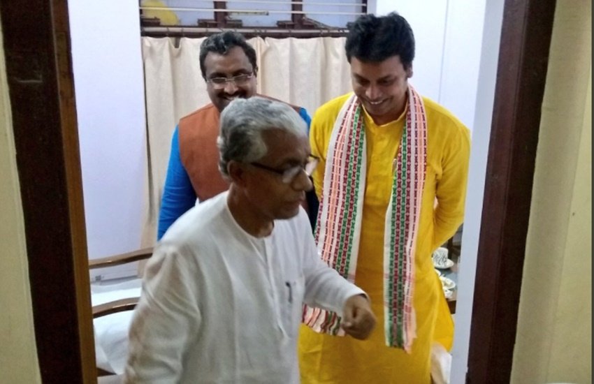 पूर्व सीएम माणिक सरकार देश के सबसे गरीब मुख्यमंत्रियों की सूची में आते हैं। उनके पास केवस 26 लाख की संपत्ति है। उन्होंने हमेशा ही बहुत सामान्य तरीके से अपनी जिंदगी जी है। एक राज्य के मुख्यमंत्री होने के बावजूद उन्हें कभी भी एश-ओ-आराम से लगाव नहीं हुआ। माणिक सरकार को कोई बच्चा नहीं है। पार्टी के सदस्यों का कहना है कि माणिक सरकार सीएम पद से हटने के बाद अब पार्टी कार्यालय के एक कमरे के गेस्ट हाउस में ही अपनी जिंदगी बिताएंगे। (Photo Source: Twitter)