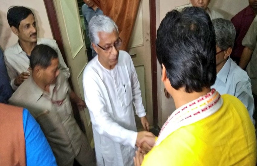 बता दें कि शुक्रवार को बिप्लब देब ने त्रिपुरा की राजधानी अगरतला में शपथ ग्रहण समारोह में मुख्यमंत्री पद की शपथ ली। (Photo Source: Twitter)