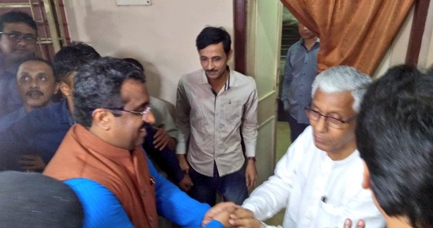 बीजेपी महासचिव राम माधव ने विधानसभा चुनाव से पहले माणिक सरकार पर भ्रष्ट होने के आरोप लगाए थे लेकिन वे अब उनकी तारीफ करते नहीं थक रहे हैं। (Photo Source: Twitter)