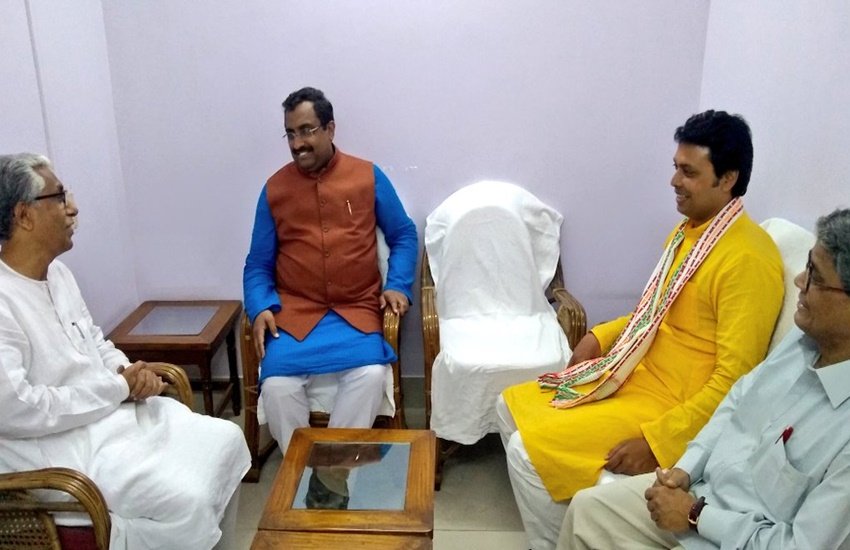 माणिक सरकार से मिलने के बाद राम माधव ने उनकी प्रशंसा करते हुए अपने ट्विटर अकाउंट पर लिखा "विधानसभा चुनाव के बाद मुख्यमंत्री पद से इस्तीफा देने के तुरंत बाद वे अपनी पार्टी के कार्यालय में स्थानांतरित हो गए हैं। बराबरी करने के लिए नेताओं के लिए कुछ है।" (Photo Source: Twitter)