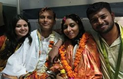 मंडप की तरह सजा ट्रेन का कोच, यूं हुई प्रेमी जोड़े की शादी