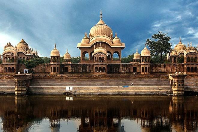 मथुरा के मंदिरों में चढ़ाए फूलों से बनेगी अगरबत्ती और इत्र