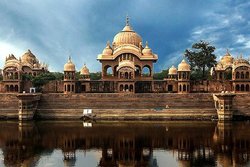 मथुरा के मंदिरों में चढ़ाए फूलों से बनेगी अगरबत्ती और इत्र