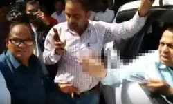 मंत्री को हड़काया, सामने ही भिड़ गए अफसर, गाली-गलौच भी हुई, सुनते रहे राम दास अठावले