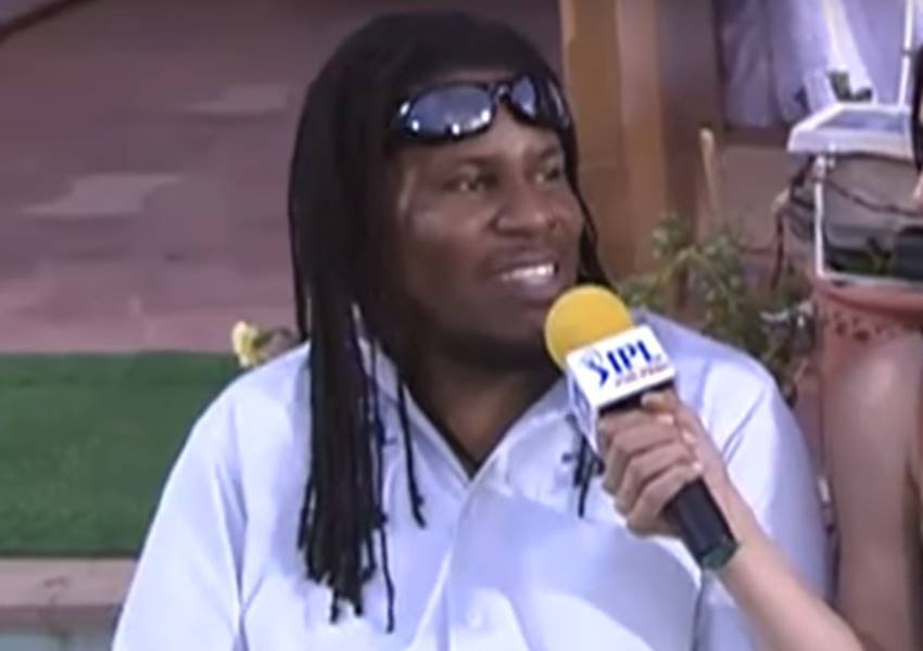 मपूमेलेलो मबांग्वा- पूरी लिस्ट में अगर किसी क्रिकेटर का नाम सबसे ज्यादा अजीब है तो वह हैं जिम्बाब्वे के मपूमेलेलो मबांग्वा। मबांग्वा ने साल 1996 में पाकिस्तान के खिलाफ टेस्ट मैच में डेब्यू किया था और 41 वर्षीय इस खिलाड़ी ने 19 सितंबर 2000 में न्यूजीलैंड के खिलाप आखिरी मैच खेला था। (फोटो सोर्स- वीडियो स्क्रीनशॉट)