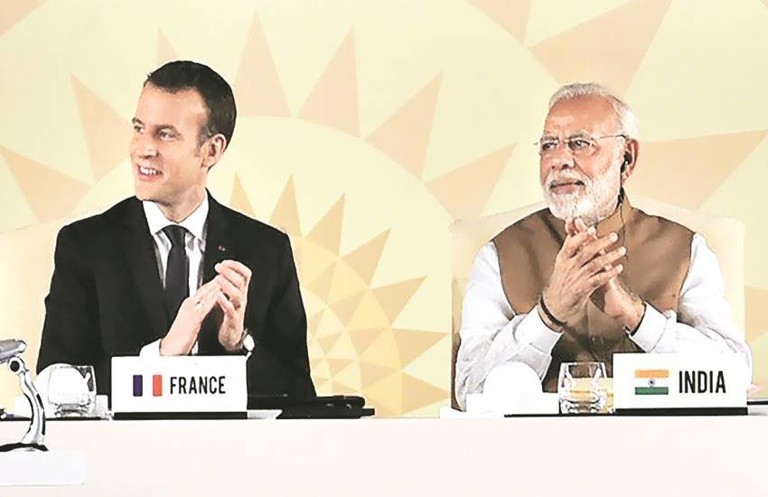 प्रधानमंत्री नरेंद्र मोदी और फ्रांस के राष्ट्रपति इमैनुएल मैक्रों (दाएं) रविवार को नई दिल्ली में अंतरराष्ट्रीय सौर गठजोड़ के संस्थापन सम्मेलन में। 