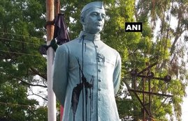 West Bengal, West Bengal police, Jawaharlal Nehru, Jawaharlal Nehru statue, Ink thrown, kolkata, Katwa, Hindi news, News in Hindi, Jansatta
