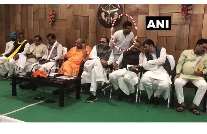 सीएम योगी आदित्यनाथ ने अपने आवास पर बीजेपी और एनडीए घटक दलों के विधायकों की बैठक बुलाई तो उसमें सपा के बागी विधायक नितिन अग्रवाल (घेरे में) भी शामिल हुए। (फोटो- ANI) सीएम योगी आदित्यनाथ ने अपने आवास पर बीजेपी और एनडीए घटक दलों के विधायकों की बैठक बुलाई तो उसमें सपा के बागी विधायक नितिन अग्रवाल (घेरे में) भी शामिल हुए। (फोटो- ANI)