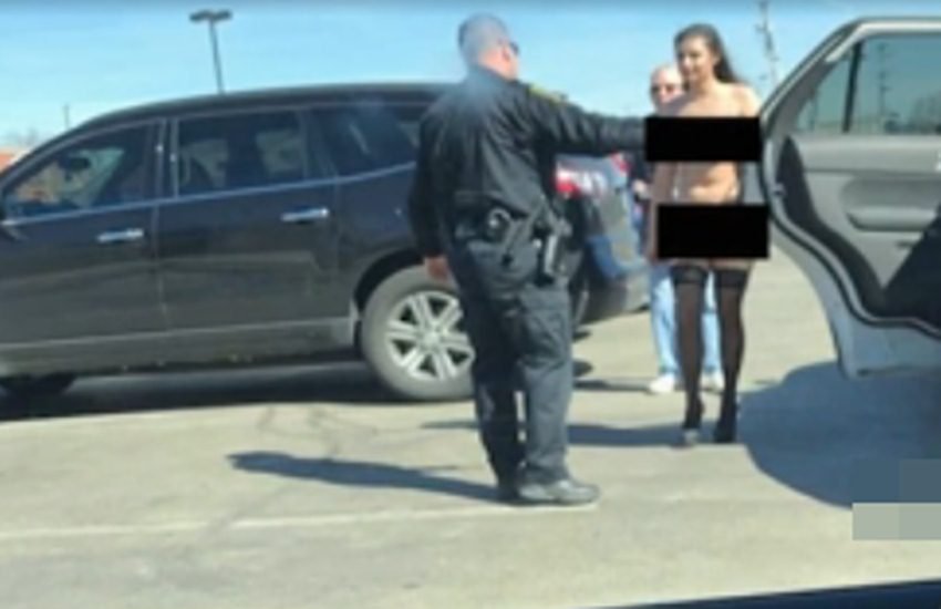 शॉपिंग मॉल के बाहर इस हालत में घूम रही थी मॉडल। (फोटोः यूट्यूब) शॉपिंग मॉल के बाहर इस हालत में घूम रही थी मॉडल। (फोटोः यूट्यूब)