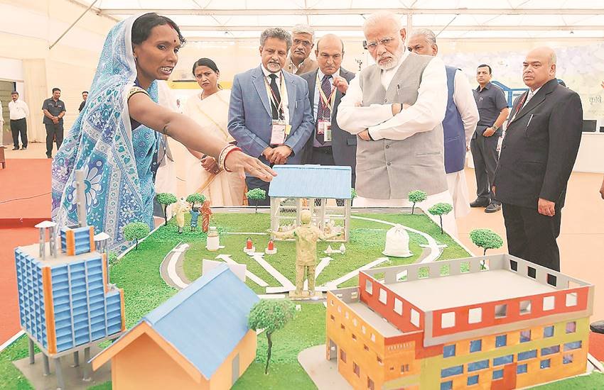 मोदी ने किसानों से कहा कि खाद्य तेलों की आयात पर निर्भरता कम करने के लिए उन्हें ज्यादा से ज्यादा तिलहन की पैदावार करनी चाहिए। इसके साथ ही उन्होंने यूरिया खपत को भी 2022 तक घटाकर आधा करने पर जोर दिया।