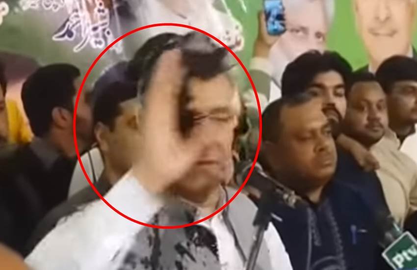 पाकिस्तान के सियालकोट में शनिवार को विदेश मंत्री पर काली स्याही फेंक दी गई। (फोटोः यूट्यूब)