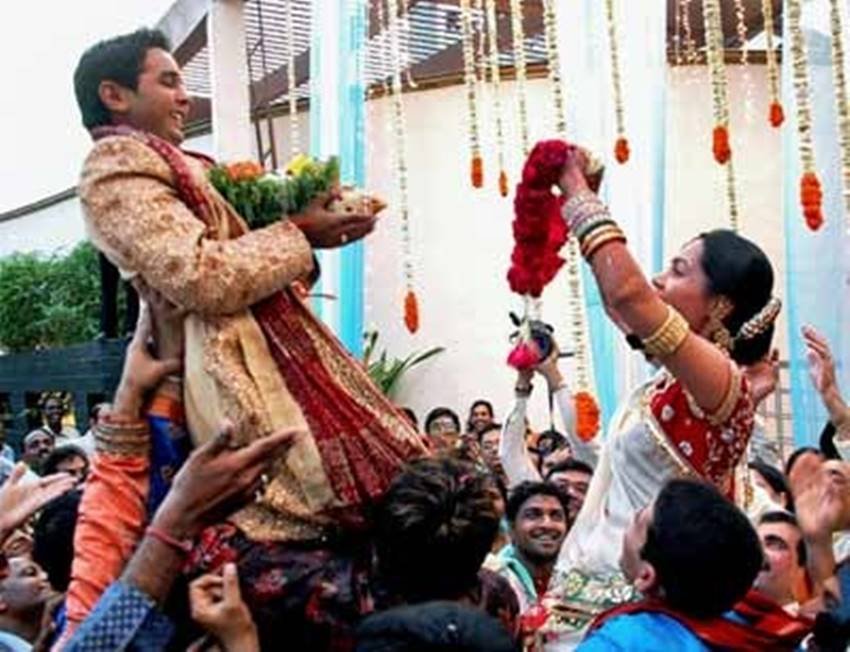 पार्थिव एक बार अवनी को लॉन्ग ड्राइव पर लेकर गए, जहां बीच रोड़ पर ही उन्होंने फूलों के साथ उन्हें प्रपोज किया था। (Photo Courtesy: TOI)