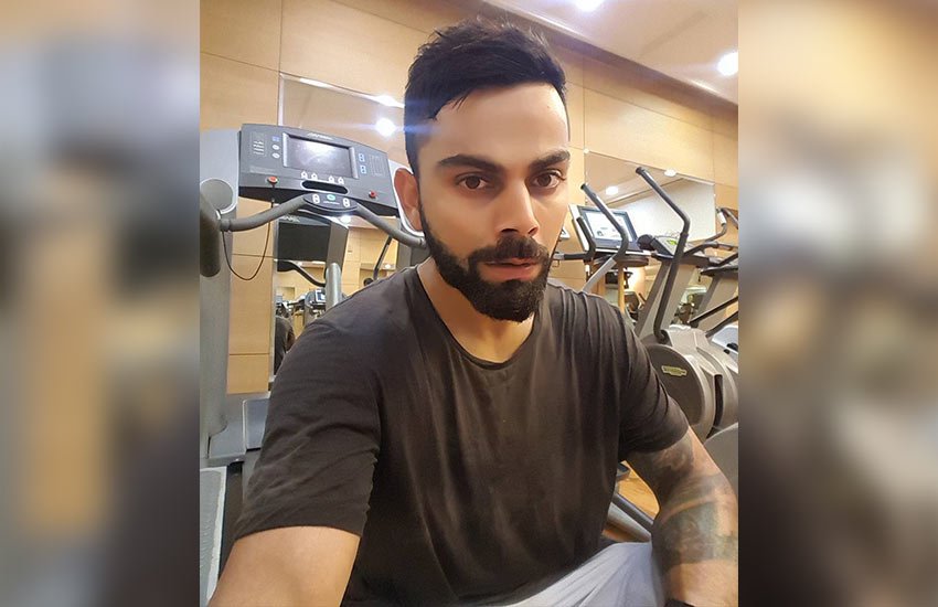 कोहली के इंस्टाग्राम अकाउंट को 19.8 मिलियन लोग फॉलो करते हैं। उनकी हर तस्वीर और वीडियो का फैन्स बेसब्री से इंतजार करते हैं। विराट कोहली ने पिछले साल 11 दिसंबर को बॉलीवुड एक्ट्रेस अनुष्का शर्मा से शादी की थी। इसके बाद सोशल मीडिया के जरिए ही उन्होंने लोगों को इस बात की जानकारी दी। (फोटो सोर्स- इंस्टाग्राम)
