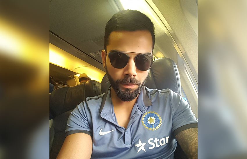पिछले महीने विराट कोहली ने दक्षिण अफ्रीका से अनुष्का के साथ अपनी एक तस्वीर शेयर की थी। दरअसल, उस दौरान अनुष्का अपनी आने वाली फिल्म 'परी' के प्रमोशन करने भारत आई हुईं थीं। विराट कोहली ने इंस्टाग्राम पर एक पुरानी तस्वीर शेयर करते हुए लिखा था, ''मेरी और सिर्फ मेरी''। (फोटो सोर्स- इंस्टाग्राम)