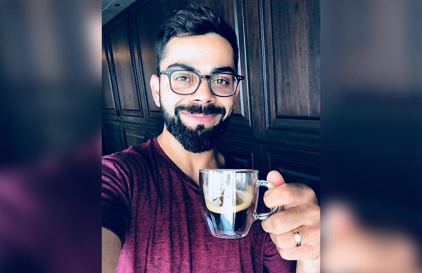 दक्षिण अफ्रीका पहुंचते ही विराट कोहली ने अपनी वाइफ अनुष्का के साथ एक तस्वीर शेयर कर फैन्स को 'हैप्पी न्यू ईयर' विश किया था। शादी के बाद यह पहला मौका था, जब दोनों साथ में नए साल को सेलिब्रेट कर रहे थे। (फोटो सोर्स- इंस्टाग्राम)