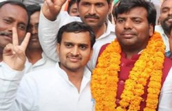 29 साल के इंजीनयर हैं योगी का किला ढहाने वाले प्रवीण, पिता चलाते हैं निषाद पार्टी