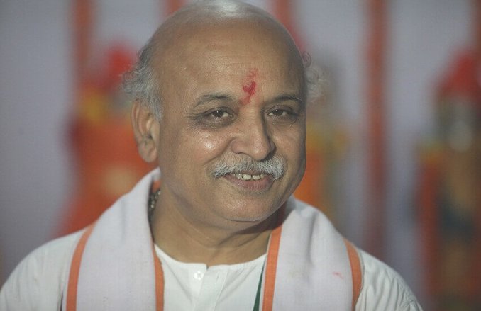 Holi 2018: प्रवीण तोगड़िया ने PM नरेंद्र मोदी को किया मेसेज- चलो एक बार फिर से मिल बैठकर बात करें